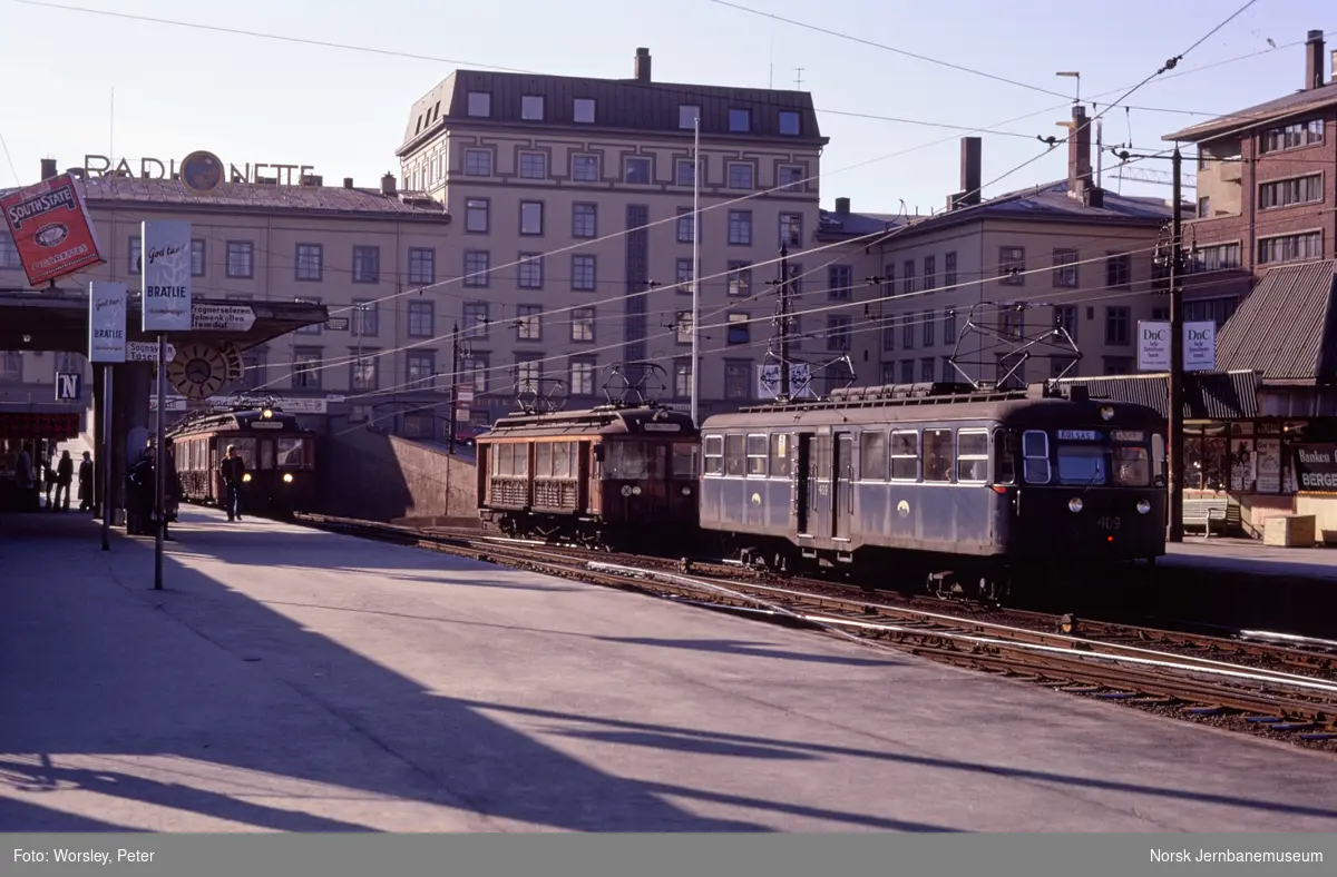 Holmankolbanens motorvogn nr. 41 og en av vognene i serien 101-104 på Majorstuen stasjon. Til høyre Kolsåsbanens motorvogn nr. 409