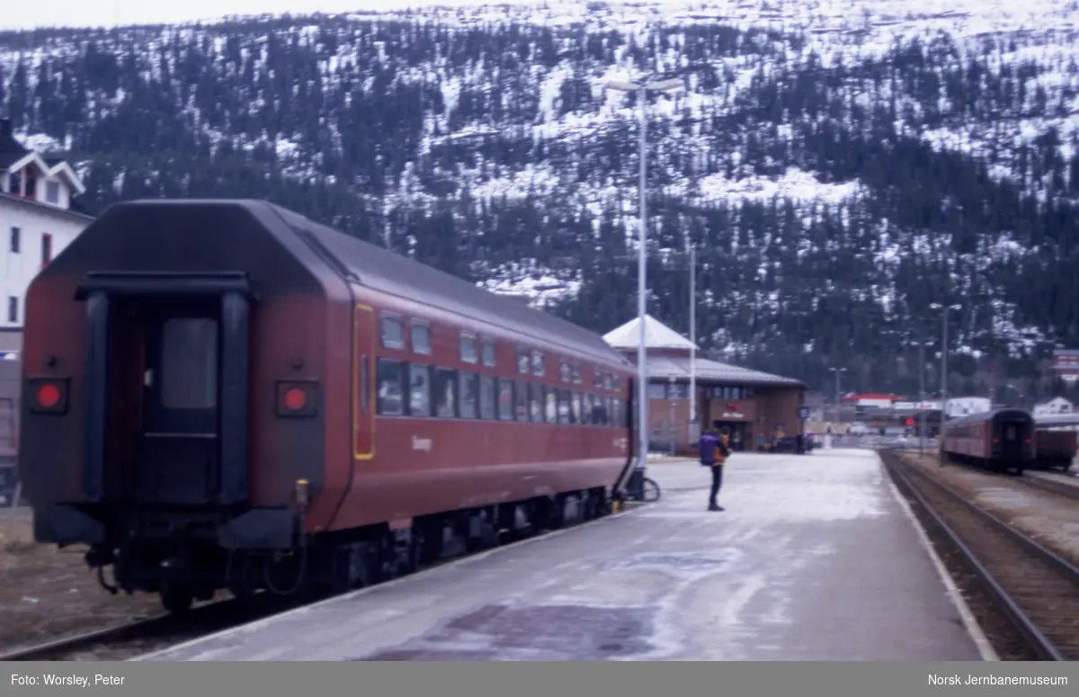 Sovevogn litra WLAB 2 på Mo i Rana stasjon. Bak til høyre persontog til Trondheim