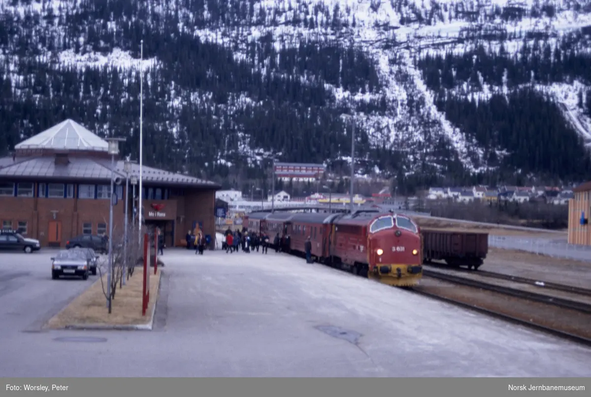 Diesellokomotiv Di 3 631 med persontog fra Trondheim på Mo i Rana stasjon