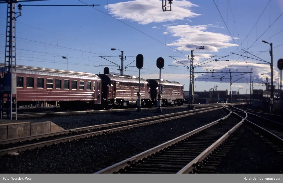 Diesellokomotiv Di 3 632 og Di 3 629 med dagtoget til Bodø, tog 451, kjører ut fra Trondheim stasjon