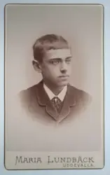 Visitkortsporträtt på okänd pojke. Satt bakom 55947:0011