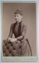 Visitkortsporträtt på okänd kvinna,. Satt i album bakom 5594