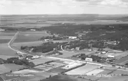 Flygfoto över Gullbrandstorp. Järnvägen går tvärs över bilde