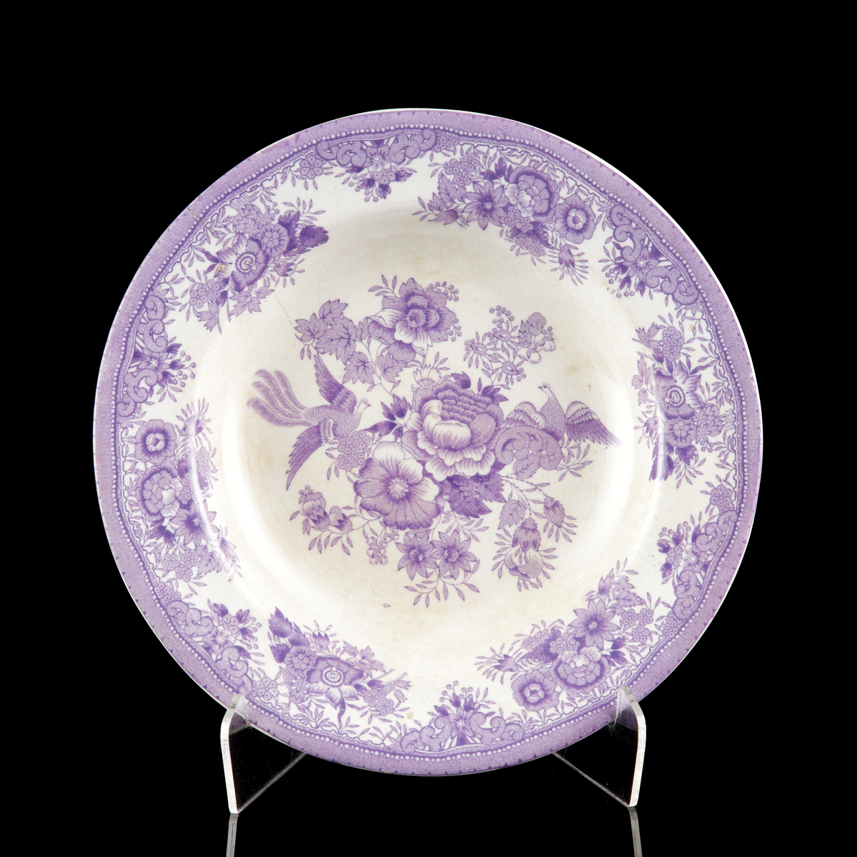 Djupa tallrikar (9 st.), med tryckt dekor i ljust violett. Blommönster och fasaner.