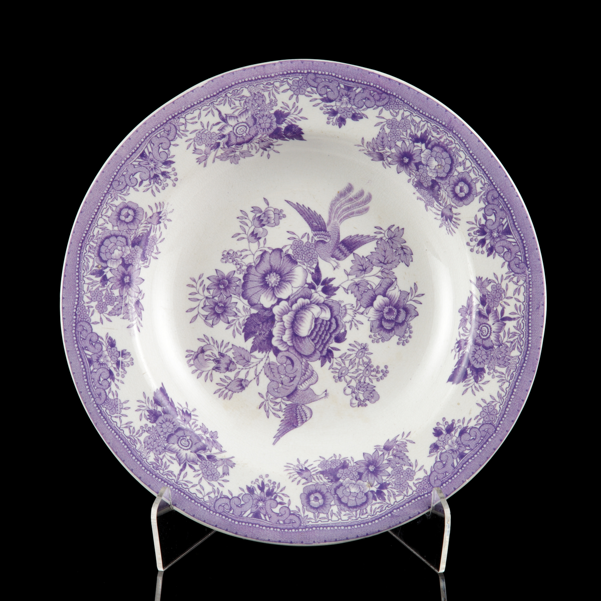 Djupa tallrikar (9 st.), med tryckt dekor i ljust violett. Blommönster och fasaner.