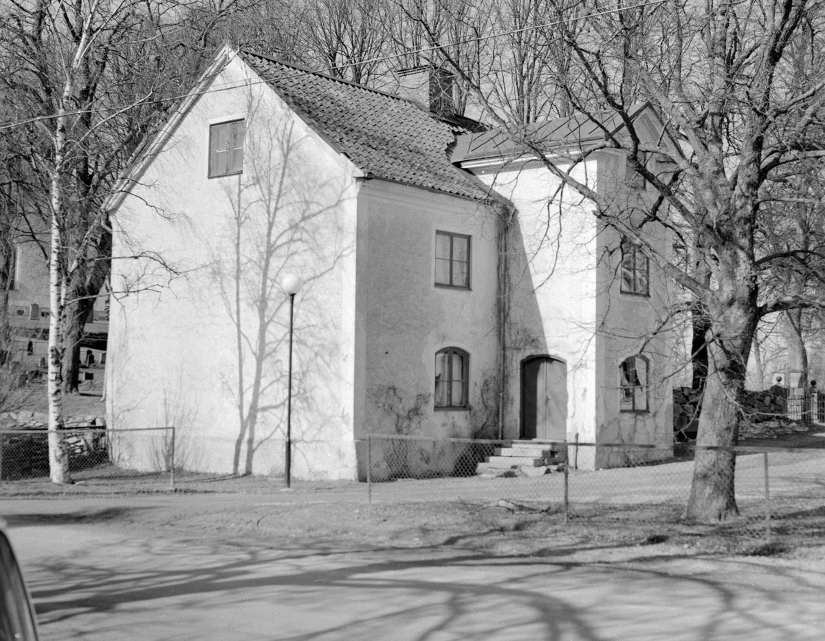 Det måste väl sägas blivit ett överloppshus, det gamla fattighuset i Kuddby. År 1969 kom en utredning till stånd där byggnadens värden skulle klargöras om det överhuvudtaget skulle bevaras. Lyckligt nog kom man till beslut om restaurering och ny funktion inom Björkekinds hembygdsförenings verksamhet. Byggnadens historia är till fullo klarlagd. År 1823 tog församlingen beslut om att uppföra huset som sockenmagasin. I juli månad 1825 uppges byggnaden stått färdig. Under 1850-talet avvecklades sockenmagasinet för att efter ombyggnad tjäna som socknens fattighus och vidare ålderdomshem. Den verksamheten lades ned 1933. Därefter användes huset för skolan tills det ansågs alltför undermåligt.