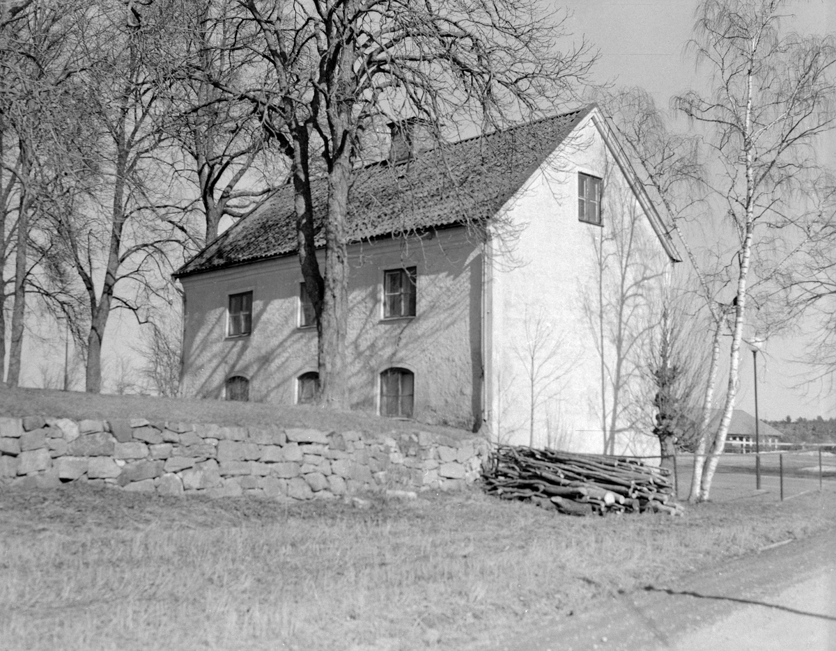 Det måste väl sägas blivit ett överloppshus, det gamla fattighuset i Kuddby. År 1969 kom en utredning till stånd där byggnadens värden skulle klargöras om det överhuvudtaget skulle bevaras. Lyckligt nog kom man till beslut om restaurering och ny funktion inom Björkekinds hembygdsförenings verksamhet. Byggnadens historia är till fullo klarlagd. År 1823 tog församlingen beslut om att uppföra huset som sockenmagasin. I juli månad 1825 uppges byggnaden stått färdig. Under 1850-talet avvecklades sockenmagasinet för att efter ombyggnad tjäna som socknens fattighus och vidare ålderdomshem. Den verksamheten lades ned 1933. Därefter användes huset för skolan tills det ansågs alltför undermåligt.