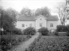 Cedersberg 1921. Gård under Bjärka Säby. Under glasbrukets verksamhetstid fungerade byggnaden som tjänstemannabostad, brukskontor och försäljningslokal. Vid tiden för bilden brukades gården av makarna Anders Gottfrid Flärd och Anna Sigrid Alfrida Johansson. Paret hade nio barn, varav åtta söner.