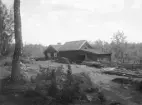 Smedstorp från inkörsvägen. Torp till utgården Torpa under Bjärka Säby. Vid tiden för bilden bodde makarna Per Vilhelm Andersson och Sofia Charlotta Andersdotter på gården.