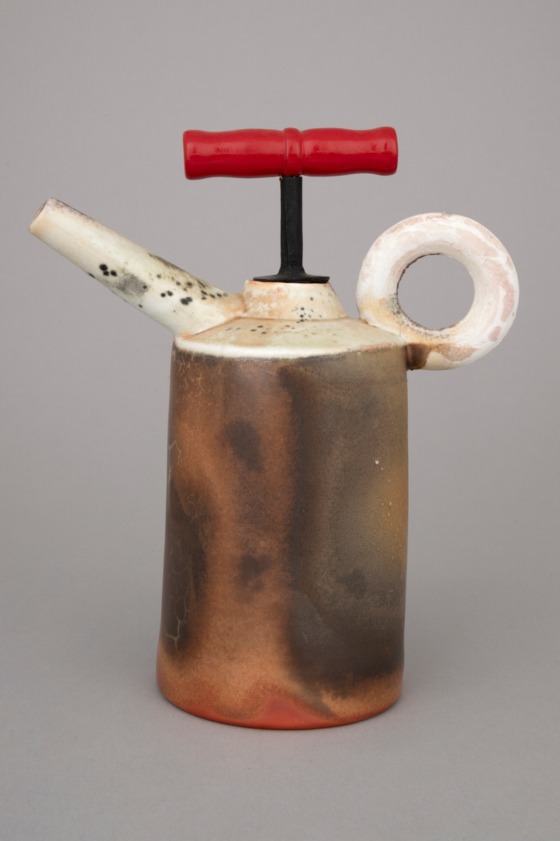 Installasjon med seks polykrome kanner i håndbygd porselen på et rustent bord med glassplate. Kannene er glasert og vedfyrt. Korkene på fem av kannene er lagd av funne komponenter. En har en korkopptrekker, to har industrielle komponenter i lakkert stål og to har gummikomponenter.