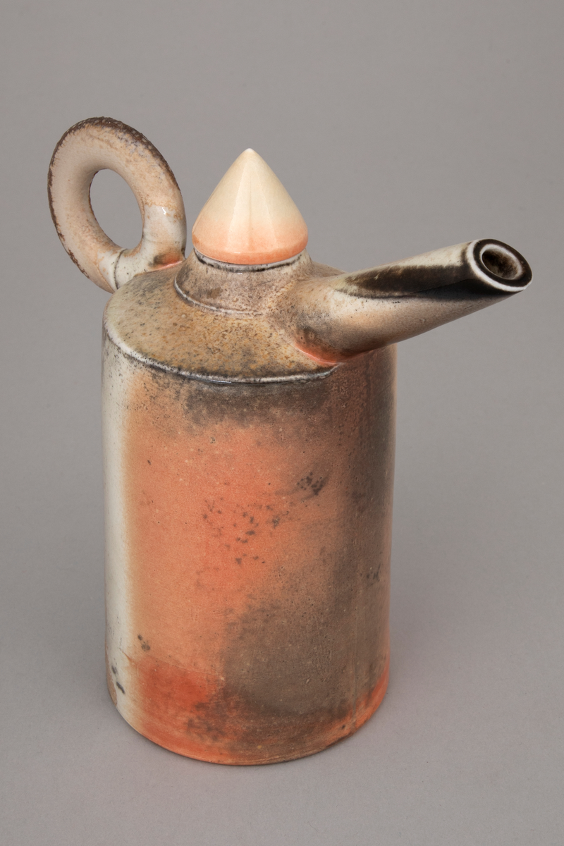 Installasjon med seks polykrome kanner i håndbygd porselen på et rustent bord med glassplate. Kannene er glasert og vedfyrt. Korkene på fem av kannene er lagd av funne komponenter. En har en korkopptrekker, to har industrielle komponenter i lakkert stål og to har gummikomponenter.