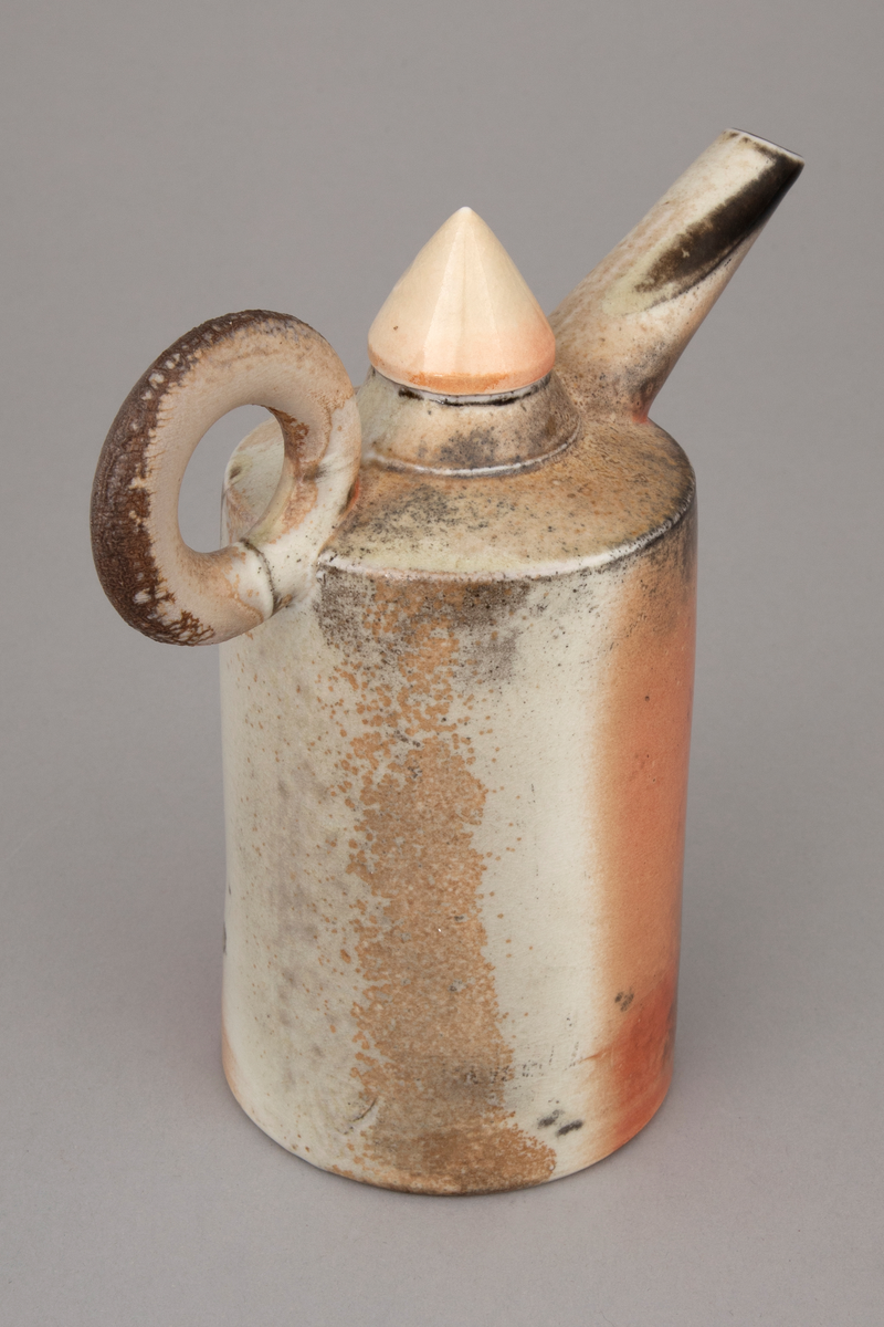 Installasjon med seks polykrome kanner i håndbygd porselen på et rustent bord med glassplate. Kannene er glasert og vedfyrt. Korkene på fem av kannene er lagd av funne komponenter. En har en korkopptrekker, to har industrielle komponenter i lakkert stål og to har gummikomponenter.