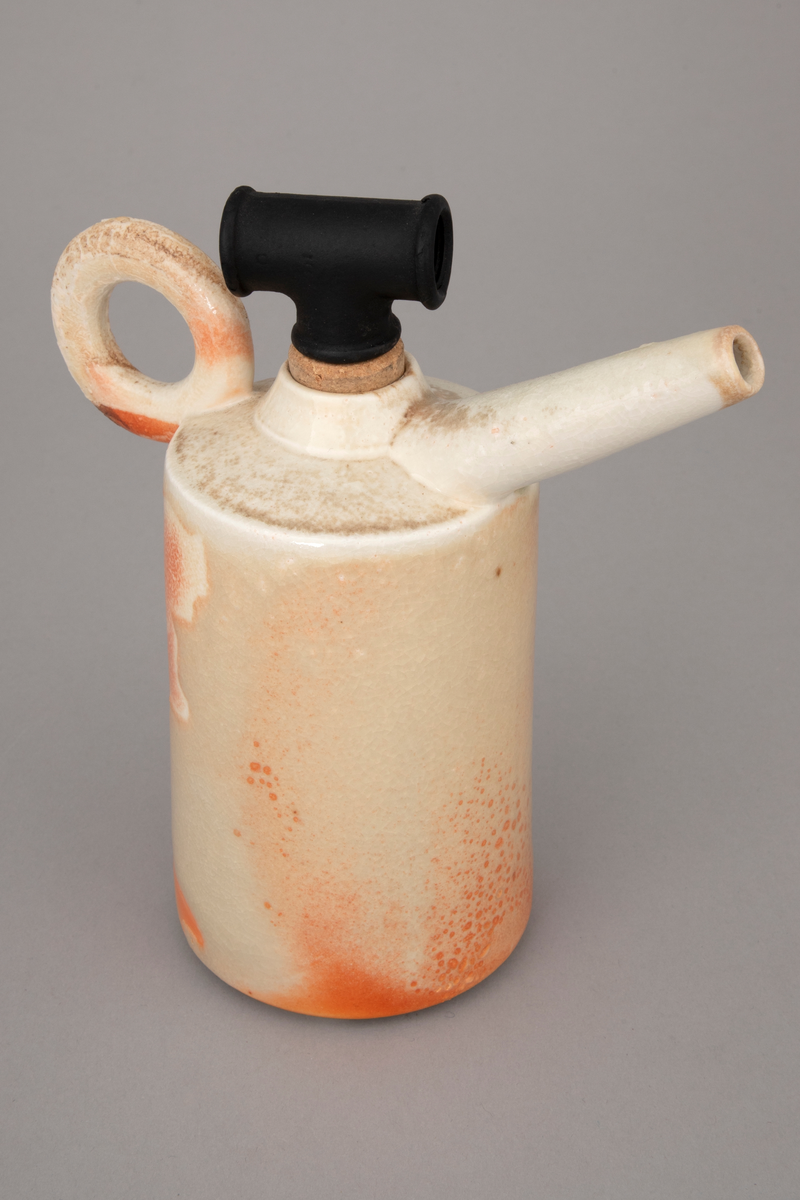 Installasjon med seks polykrome kanner i håndbygd porselen på et rustent bord med glassplate. Kannene er glasert og vedfyrt. Korkene på fem av kannene er lagd av funne komponenter. En har en korkopptrekker, to har industrielle komponenter i lakkert stål og to har gummikomponenter.