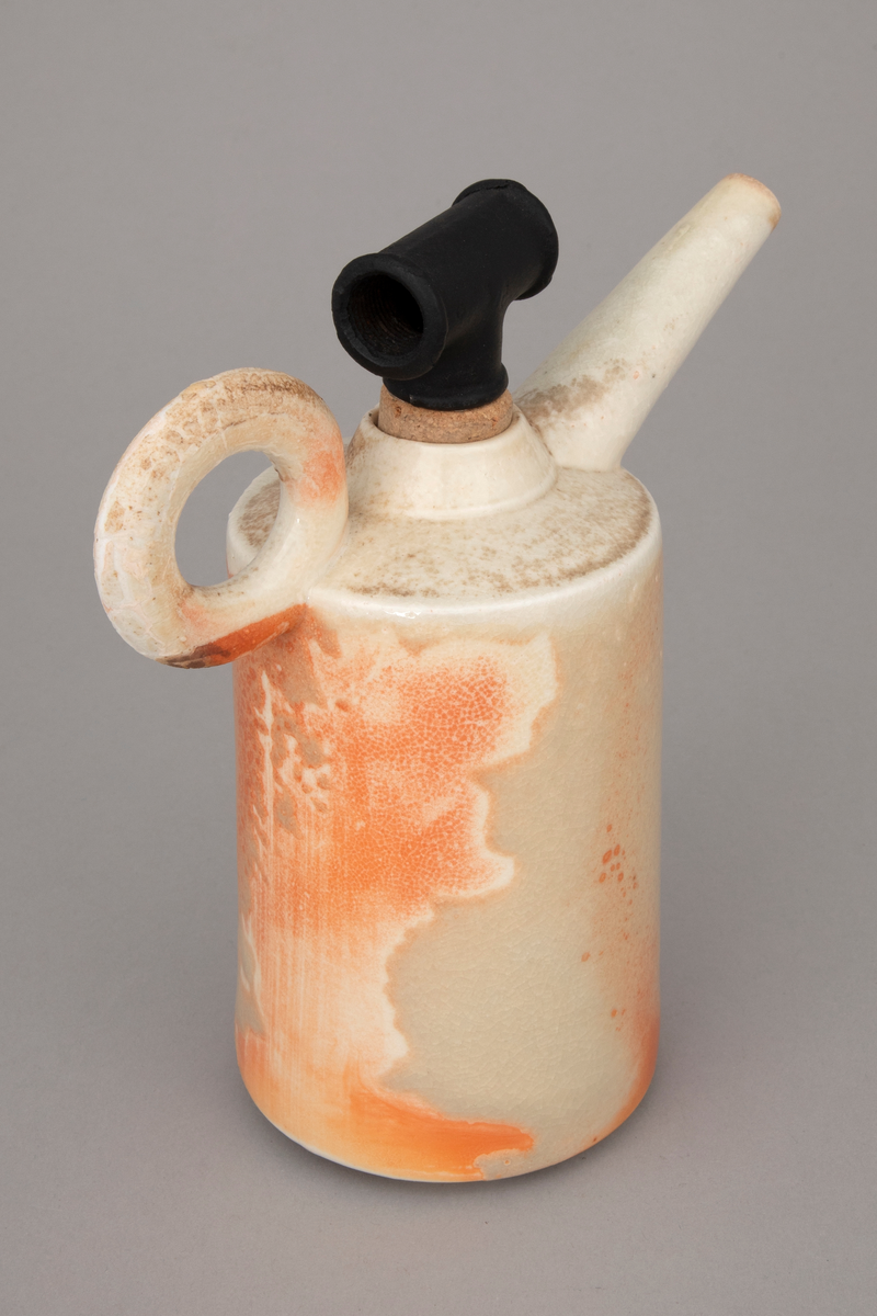 Installasjon med seks polykrome kanner i håndbygd porselen på et rustent bord med glassplate. Kannene er glasert og vedfyrt. Korkene på fem av kannene er lagd av funne komponenter. En har en korkopptrekker, to har industrielle komponenter i lakkert stål og to har gummikomponenter.