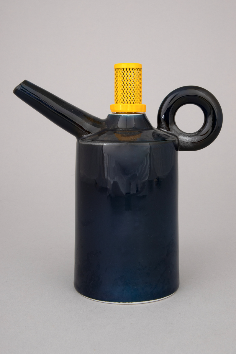 Installasjon med seks polykrome kanner i håndbygd porselen på et rustent bord med glassplate. Kannene er glasert og vedfyrt. Korkene på fem av kannene er lagd av funne komponenter. En har en korkopptrekker, to har industrielle komponenter i lakkert stål og to har gummikomponenter.