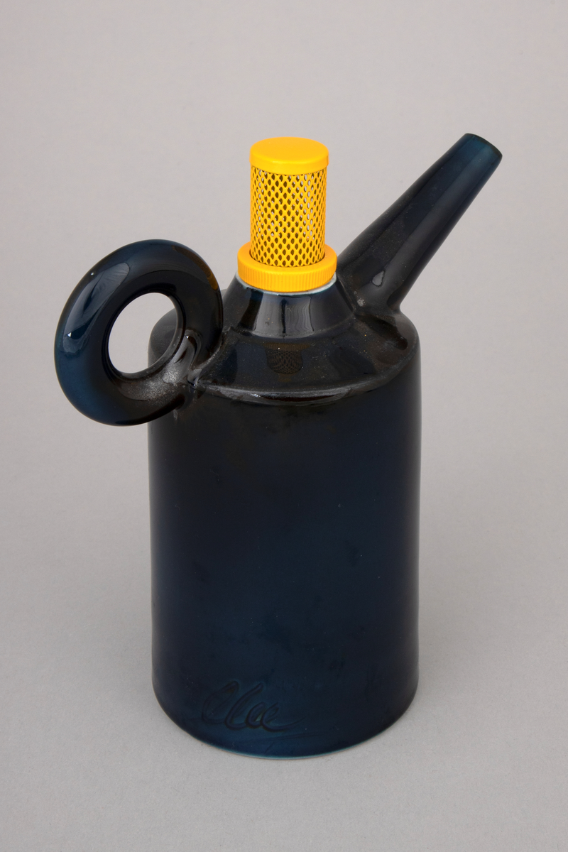 Installasjon med seks polykrome kanner i håndbygd porselen på et rustent bord med glassplate. Kannene er glasert og vedfyrt. Korkene på fem av kannene er lagd av funne komponenter. En har en korkopptrekker, to har industrielle komponenter i lakkert stål og to har gummikomponenter.