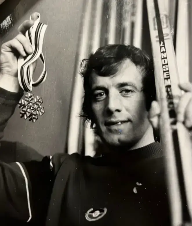 Magne Myrmo med gullmedaljen fra 15 km i VM Falun 1974 og vinnerskia fra Landsem skifabrikk.