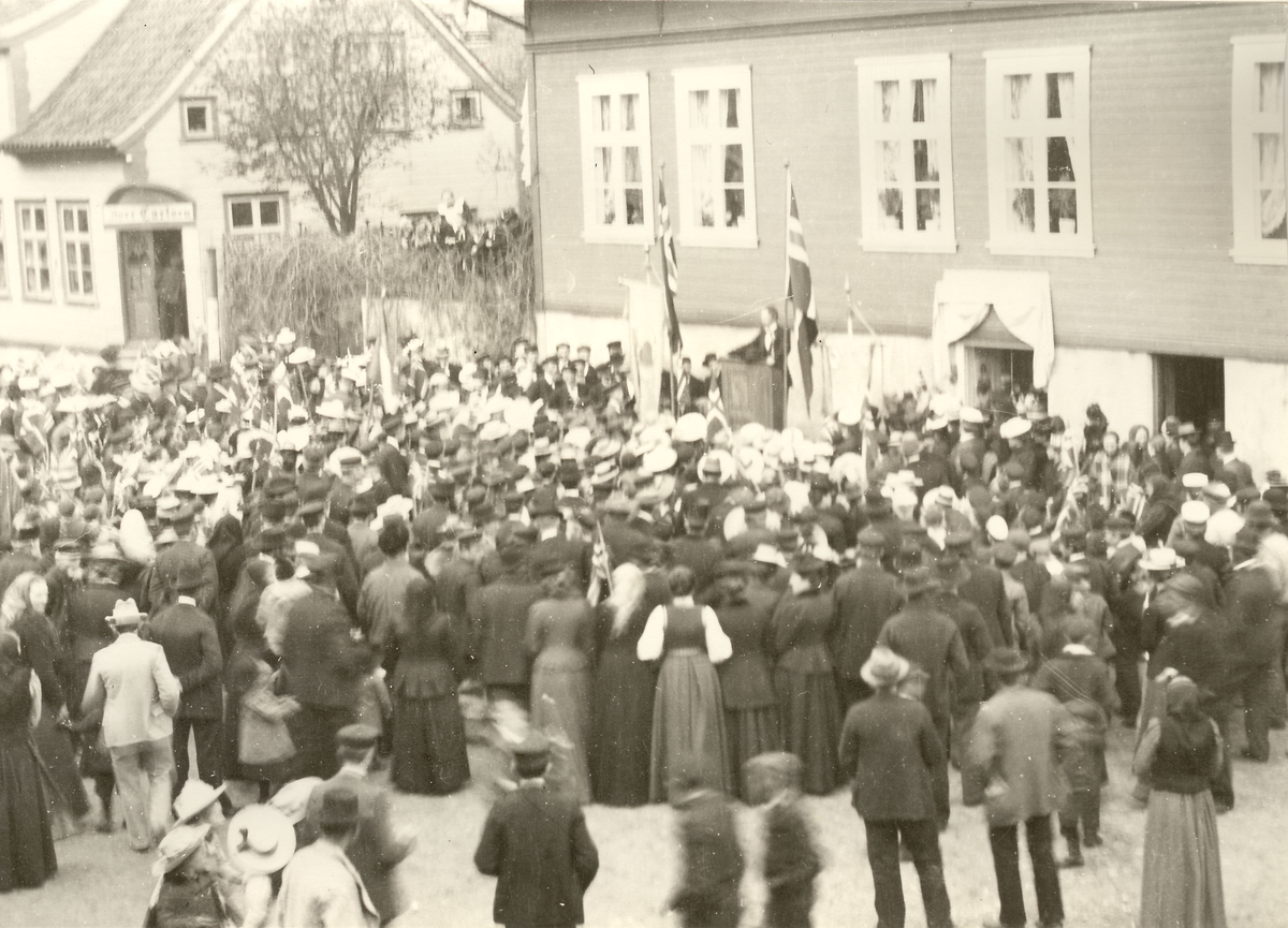 Torget 17.mai, folkemengde 