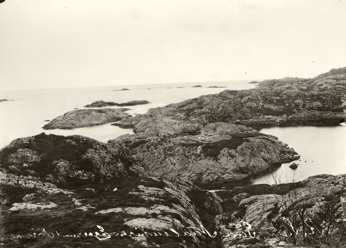 Nålaugviken i søndre sund, holmer og fjell