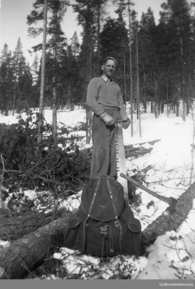 Kristian Haugen f. 1912) høgg tømmer
