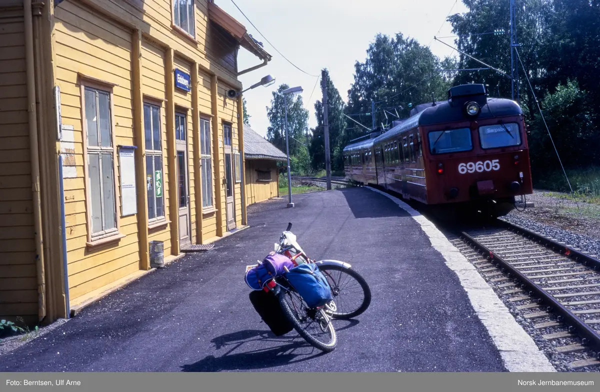 Elektrisk motorvognsett type 69 med styrevogn BS 69605 nærmest på Eidsberg stasjon på Østfoldbanens østre linje