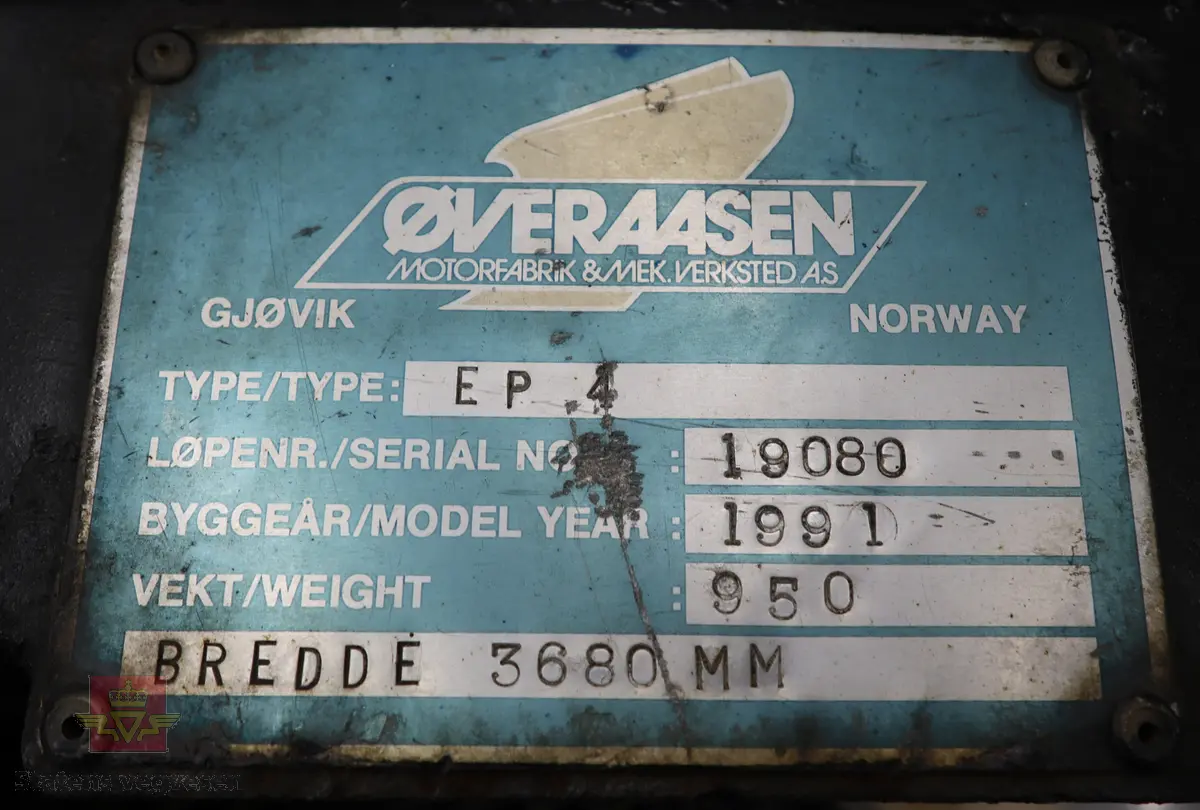 Tre-akslet lastebil, bygd med utstyr for salting og brøyting. Frontskjæret (snøplogen) er av typen EP4, 1991 mod med serienummer 19080 fra Øveraasen. Bredden på plogen er 368 cm. Sideplogen (vingeplogen) er av typen S-1 med serienummer 23379 fra Svedala Arbrå i Sverige.. Motoren er en dieseledrevet forbrenningsmotor med et slagvolum på 12000 cm3 og en ytelse på 294 KW (400 HK). Bilen er i hovedsak gul. Dekkdimensjon oppgitt i motorvognregisteret er 385/65R X 22,5. Antall seter er to. Merking fra bruker og produsenter.
Bygget etter spesifikasjoner med hydraulikkopplegg for spesialutstyr.
