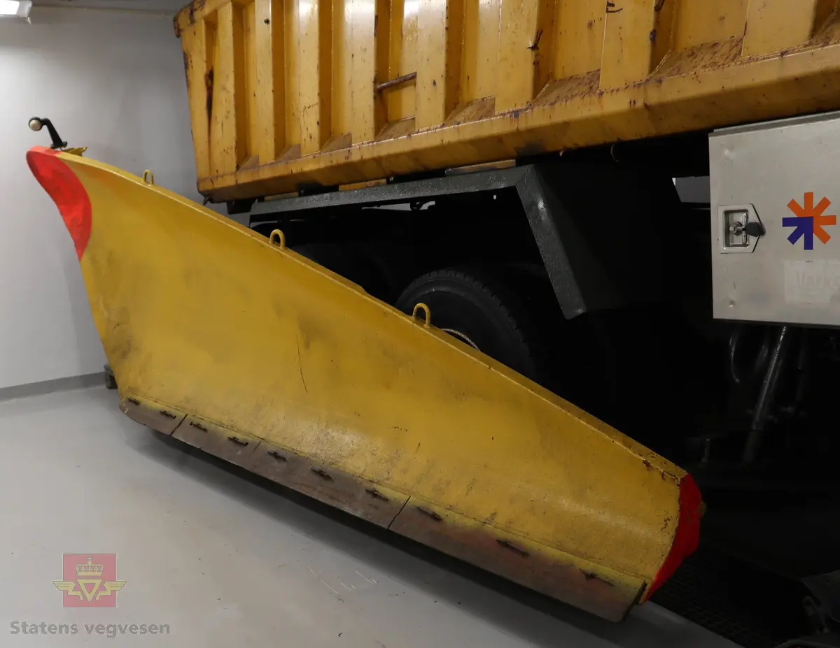 Tre-akslet lastebil, bygd med utstyr for salting og brøyting. Frontskjæret (snøplogen) er av typen EP4, 1991 mod med serienummer 19080 fra Øveraasen. Bredden på plogen er 368 cm. Sideplogen (vingeplogen) er av typen S-1 med serienummer 23379 fra Svedala Arbrå i Sverige.. Motoren er en dieseledrevet forbrenningsmotor med et slagvolum på 12000 cm3 og en ytelse på 294 KW (400 HK). Bilen er i hovedsak gul. Dekkdimensjon oppgitt i motorvognregisteret er 385/65R X 22,5. Antall seter er to. Merking fra bruker og produsenter.
Bygget etter spesifikasjoner med hydraulikkopplegg for spesialutstyr.