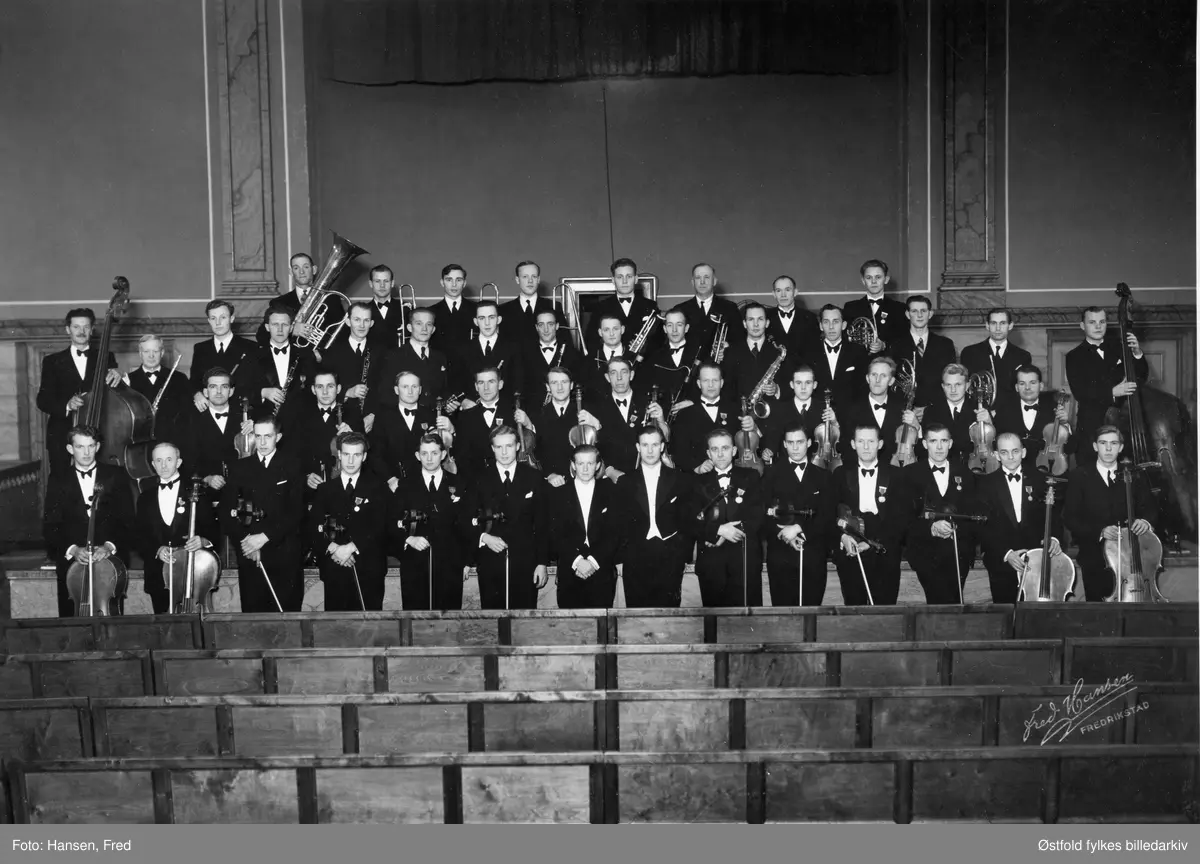 Fredrikstad Musikkforening 1942. Etter en konsert med Karsten Andersen som dirigent, solist var Wilhelm Schwarzott i Griegs a-moll konsert.