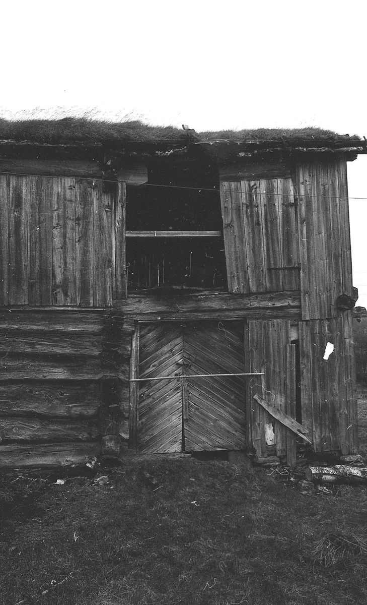 Nedtaking av stall, Løkken, Kvikneskogen