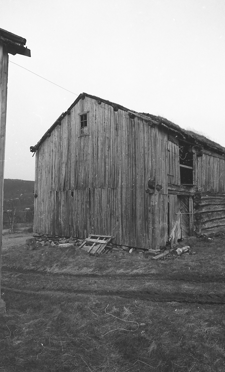 Nedtaking av stall, Løkken, Kvikneskogen
