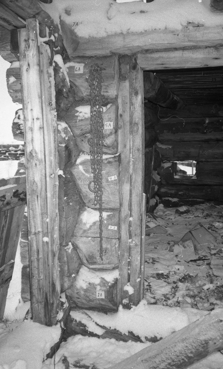 Nedtaking av stall, Løkken, Kvikneskogen