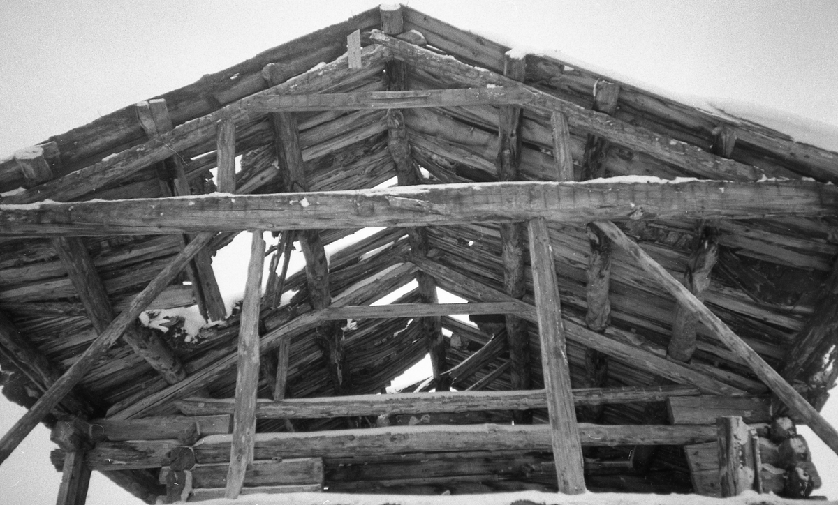 Nedtaking av stall, Løkken, Kvikneskogen