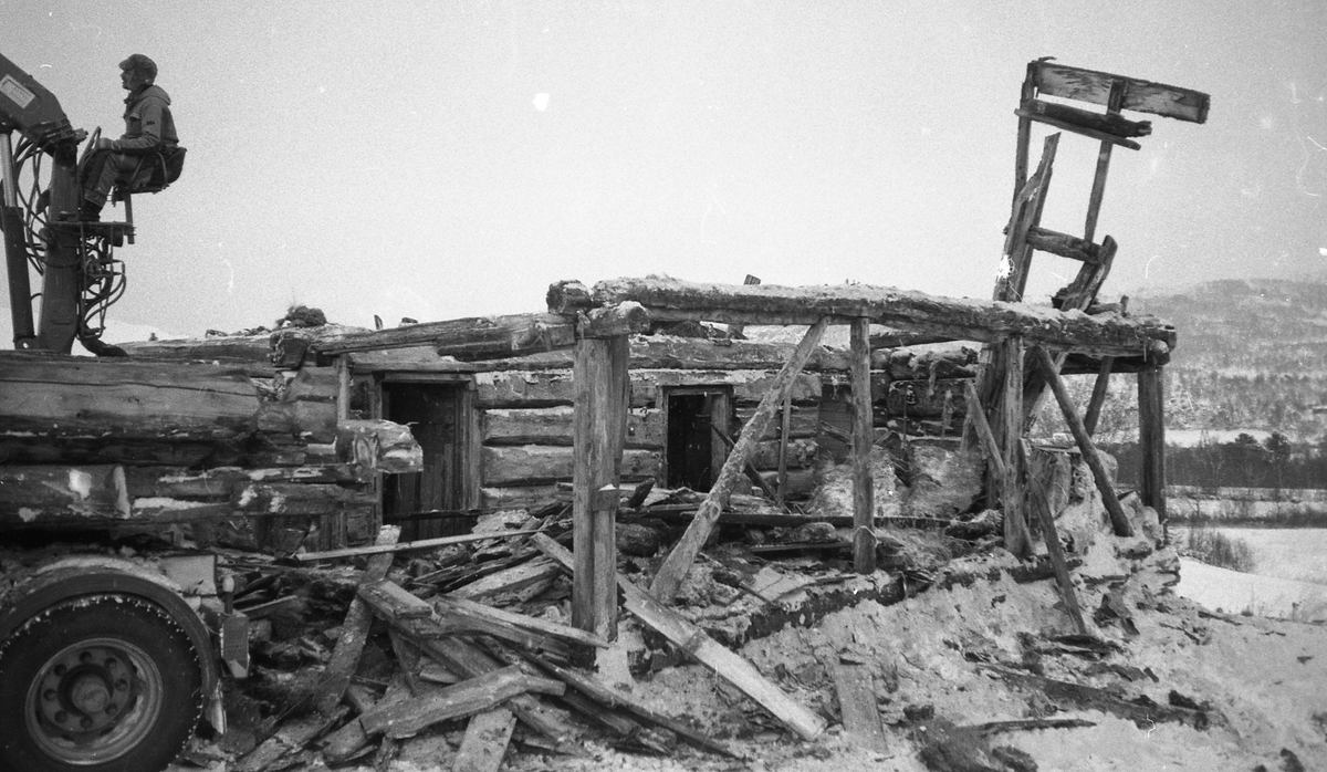 Nedtaking av stall, Løkken, Kvikneskogen