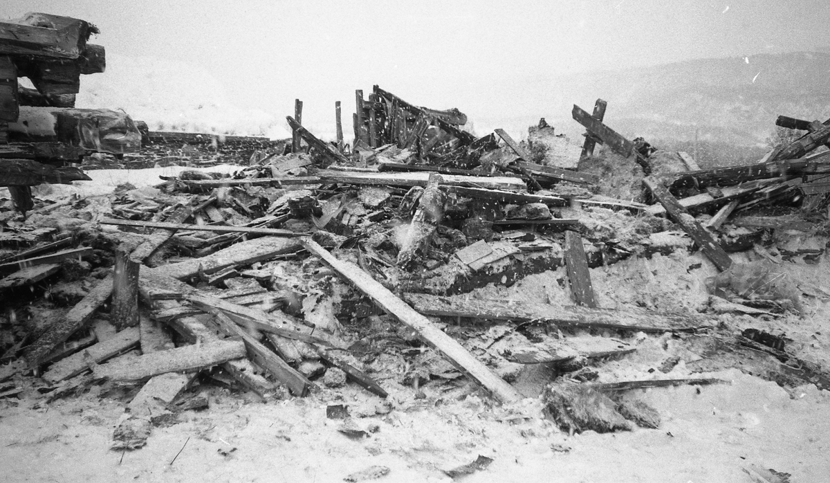 Nedtaking av stall, Løkken, Kvikneskogen