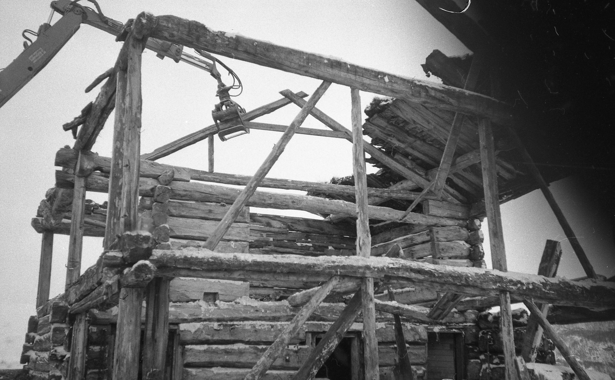 Nedtaking av stall, Løkken, Kvikneskogen