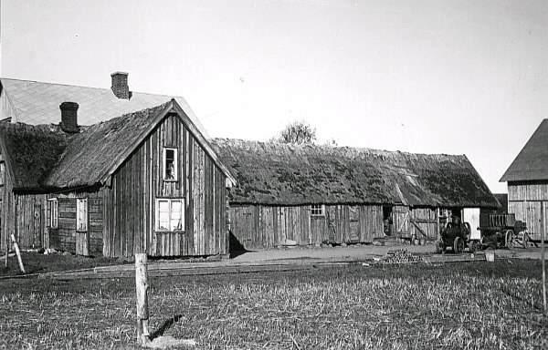 Exteriörbild av gammal byggnad på Lindhovs kungsgård norr om Varberg. Av bilden framgår inte om bostadshuset till vänster är sammanbyggt med uthusdelen till höger eller ej. Stommen är blottad på ena väggen.

Tillhör samlingen med fotokopior från Hallands Nyheter som är från 1930-1940-talen.