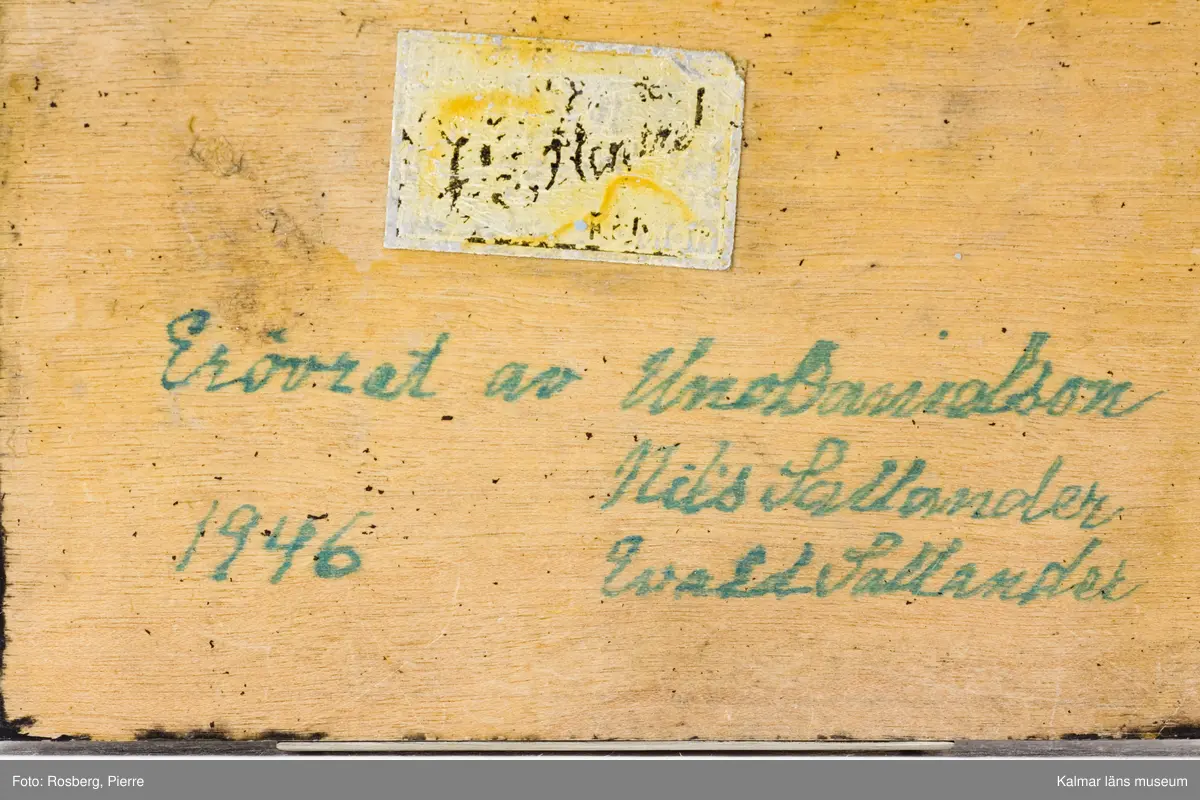 KLM 24282 Statyett, prisstatyett. Statyett av metall, eventuellt brons, i form av en knästående skytt. Plakett i metall med text: Gjuteribol. Pers. hederspris 1946. Påskrift undersida med grön penna: Erövrat av Uno Danielsson, Nils Sallander och Evald Sallander 1946.
