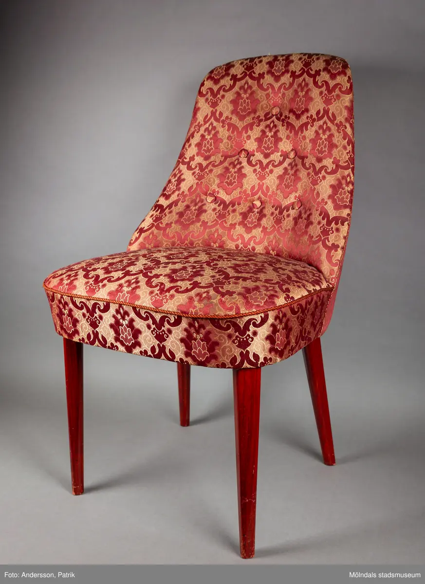 En nätt fåtölj utan armstöd. Sadelgjord med stålfjädrar. Fåtöljen är klädd i blankt ornamenterat tyg i färgerna rött och beige. Fåtöljen är klädd med knappar i ryggtavlan. Benen är i mörkt träslag och är helt synliga. Fåtöljen som tillverkats på Kåfi fick namnet "Marianne". Sitsen är kantad med ett snurrat kantband.

En av de många småindustrier som funnits i Kållereds centrum var Kåfi, Kållereds Fåtöljindustri. 
Ägare var bröderna Olof och Paul Kristoffersson. 
Kållereds Fåtöljindustri (Kåfi) var aktivt från ca 1955-1983. 
De var tidigt ute, före Ikea, att namnge möblerna. Fåtöljen Marianne finns i dag i Hembygdsföreningens samlingar.
Till en början tillverkade man sittmöbler, stolar och fåtöljer av flera olika slag. Från 1959 tillverkades till största delen sängar.
Man var tidigt ute med logotyp. 

Verksamheten i Kållered skedde i hörnet mellan Torrekullavägen och Kungsbackavägen, alldeles nära Mölndalsgränsen. Kållered är känt för sina många hantverkare och småföretagare. De kom till efter att järnvägen invigts 1888. 
Fortfarande kan man kalla Gamla Riksvägen i Kållered för entreprenörernas gata!

Efter verksamheten lagts ned, stod byggnaden länge. Den revs 2009 och gav plats åt en kontorsbyggnad.
Rivning 2009-06-28, tomten är numera parkeringsplats.