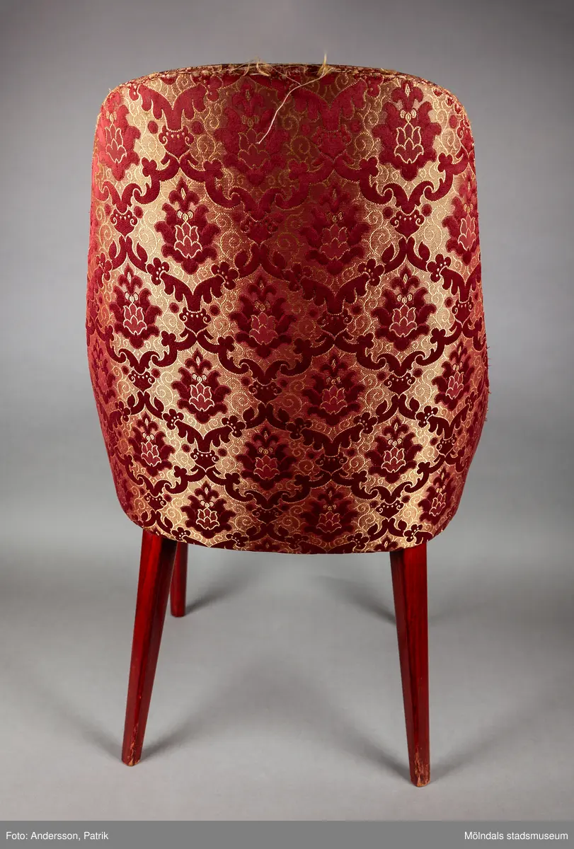 En nätt fåtölj utan armstöd. Sadelgjord med stålfjädrar. Fåtöljen är klädd i blankt ornamenterat tyg i färgerna rött och beige. Fåtöljen är klädd med knappar i ryggtavlan. Benen är i mörkt träslag och är helt synliga. Fåtöljen som tillverkats på Kåfi fick namnet "Marianne". Sitsen är kantad med ett snurrat kantband.

En av de många småindustrier som funnits i Kållereds centrum var Kåfi, Kållereds Fåtöljindustri. 
Ägare var bröderna Olof och Paul Kristoffersson. 
Kållereds Fåtöljindustri (Kåfi) var aktivt från ca 1955-1983. 
De var tidigt ute, före Ikea, att namnge möblerna. Fåtöljen Marianne finns i dag i Hembygdsföreningens samlingar.
Till en början tillverkade man sittmöbler, stolar och fåtöljer av flera olika slag. Från 1959 tillverkades till största delen sängar.
Man var tidigt ute med logotyp. 

Verksamheten i Kållered skedde i hörnet mellan Torrekullavägen och Kungsbackavägen, alldeles nära Mölndalsgränsen. Kållered är känt för sina många hantverkare och småföretagare. De kom till efter att järnvägen invigts 1888. 
Fortfarande kan man kalla Gamla Riksvägen i Kållered för entreprenörernas gata!

Efter verksamheten lagts ned, stod byggnaden länge. Den revs 2009 och gav plats åt en kontorsbyggnad.
Rivning 2009-06-28, tomten är numera parkeringsplats.