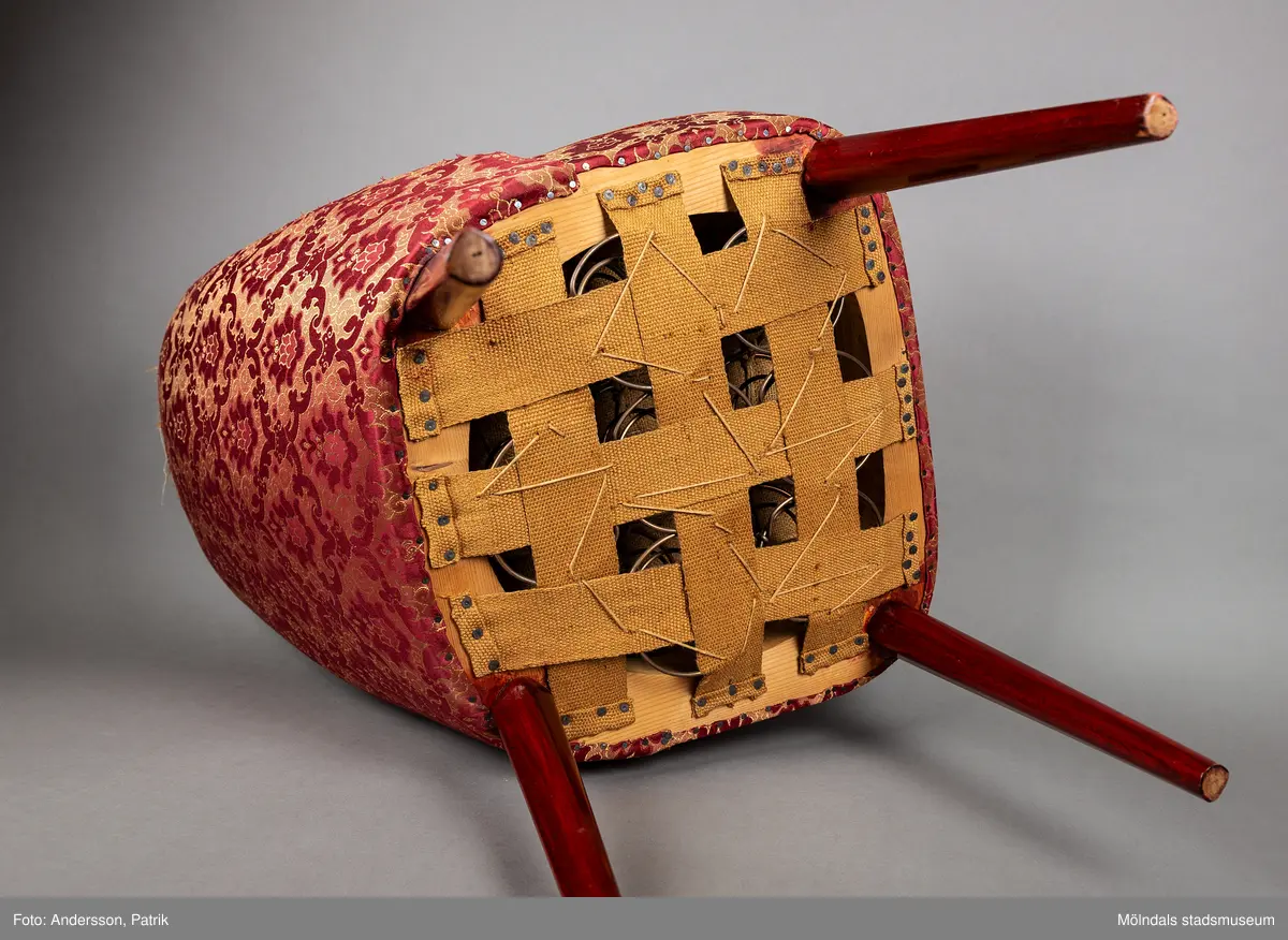 En nätt fåtölj utan armstöd. Sadelgjord med stålfjädrar. Fåtöljen är klädd i blankt ornamenterat tyg i färgerna rött och beige. Fåtöljen är klädd med knappar i ryggtavlan. Benen är i mörkt träslag och är helt synliga. Fåtöljen som tillverkats på Kåfi fick namnet "Marianne". Sitsen är kantad med ett snurrat kantband.

En av de många småindustrier som funnits i Kållereds centrum var Kåfi, Kållereds Fåtöljindustri. 
Ägare var bröderna Olof och Paul Kristoffersson. 
Kållereds Fåtöljindustri (Kåfi) var aktivt från ca 1955-1983. 
De var tidigt ute, före Ikea, att namnge möblerna. Fåtöljen Marianne finns i dag i Hembygdsföreningens samlingar.
Till en början tillverkade man sittmöbler, stolar och fåtöljer av flera olika slag. Från 1959 tillverkades till största delen sängar.
Man var tidigt ute med logotyp. 

Verksamheten i Kållered skedde i hörnet mellan Torrekullavägen och Kungsbackavägen, alldeles nära Mölndalsgränsen. Kållered är känt för sina många hantverkare och småföretagare. De kom till efter att järnvägen invigts 1888. 
Fortfarande kan man kalla Gamla Riksvägen i Kållered för entreprenörernas gata!

Efter verksamheten lagts ned, stod byggnaden länge. Den revs 2009 och gav plats åt en kontorsbyggnad.
Rivning 2009-06-28, tomten är numera parkeringsplats.