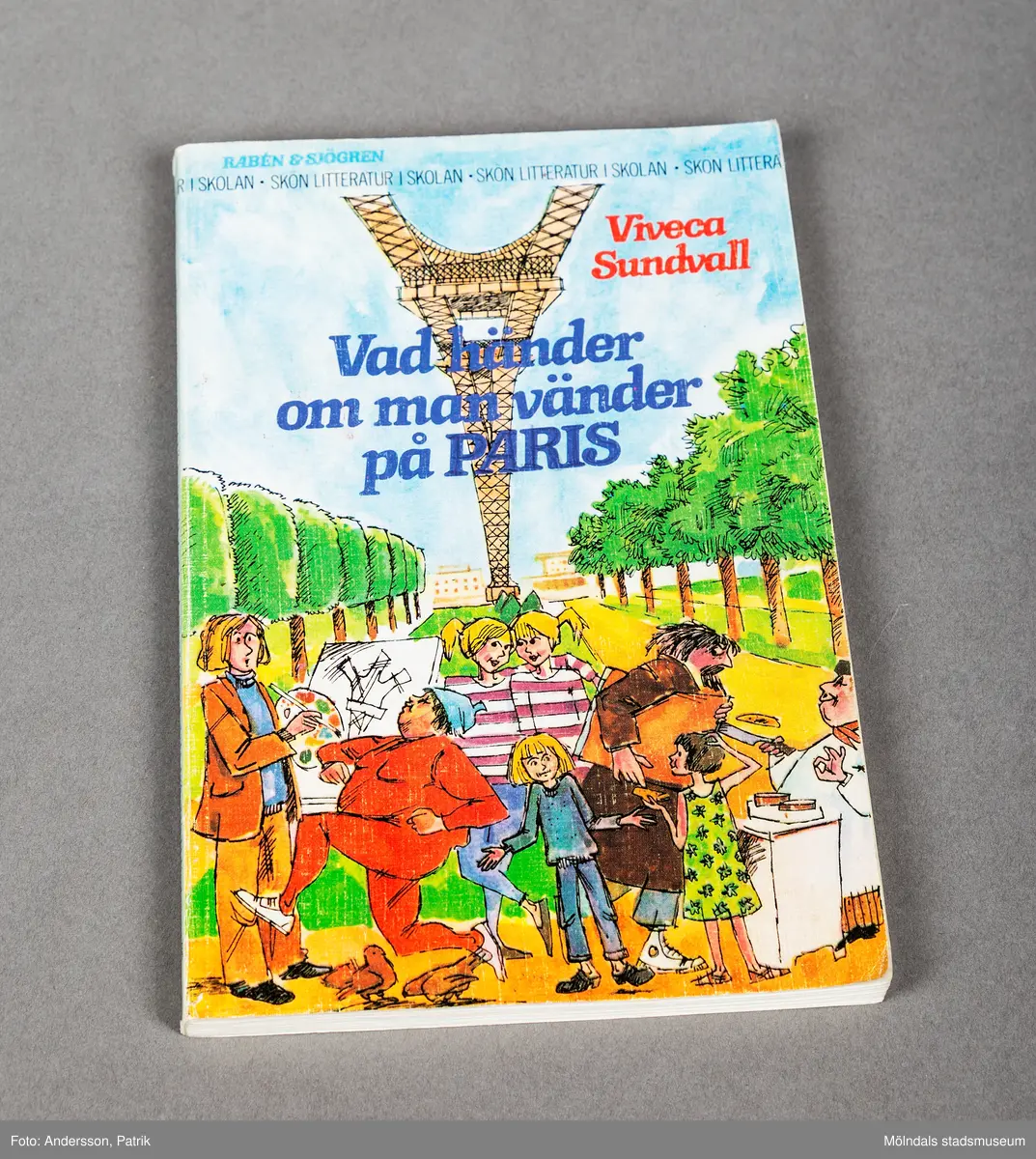 Bok: Vad händer om man vänder på Paris av Viveca Sundvall. På framsidan finns en teckning av ett upp och ner på vänt Eiffeltornet. Framför tornet står en samling människor, bland annat en konstnär, ett par tvillingar och en flicka. 

Baksidestext: Tekla Tedin är 12 år och bor i Göteborg. En vår åker hon med sin pappa Tommy till Paris i en hel månad. Tommy är konstnär och vill se det berömda ljuset i Paris. Men det är istället Tekla som hittar en massa saker, bland annat den sorgsne tavelförfalskaren Gustave och de fnissiga tvillingarna Lisbet och Majsan.