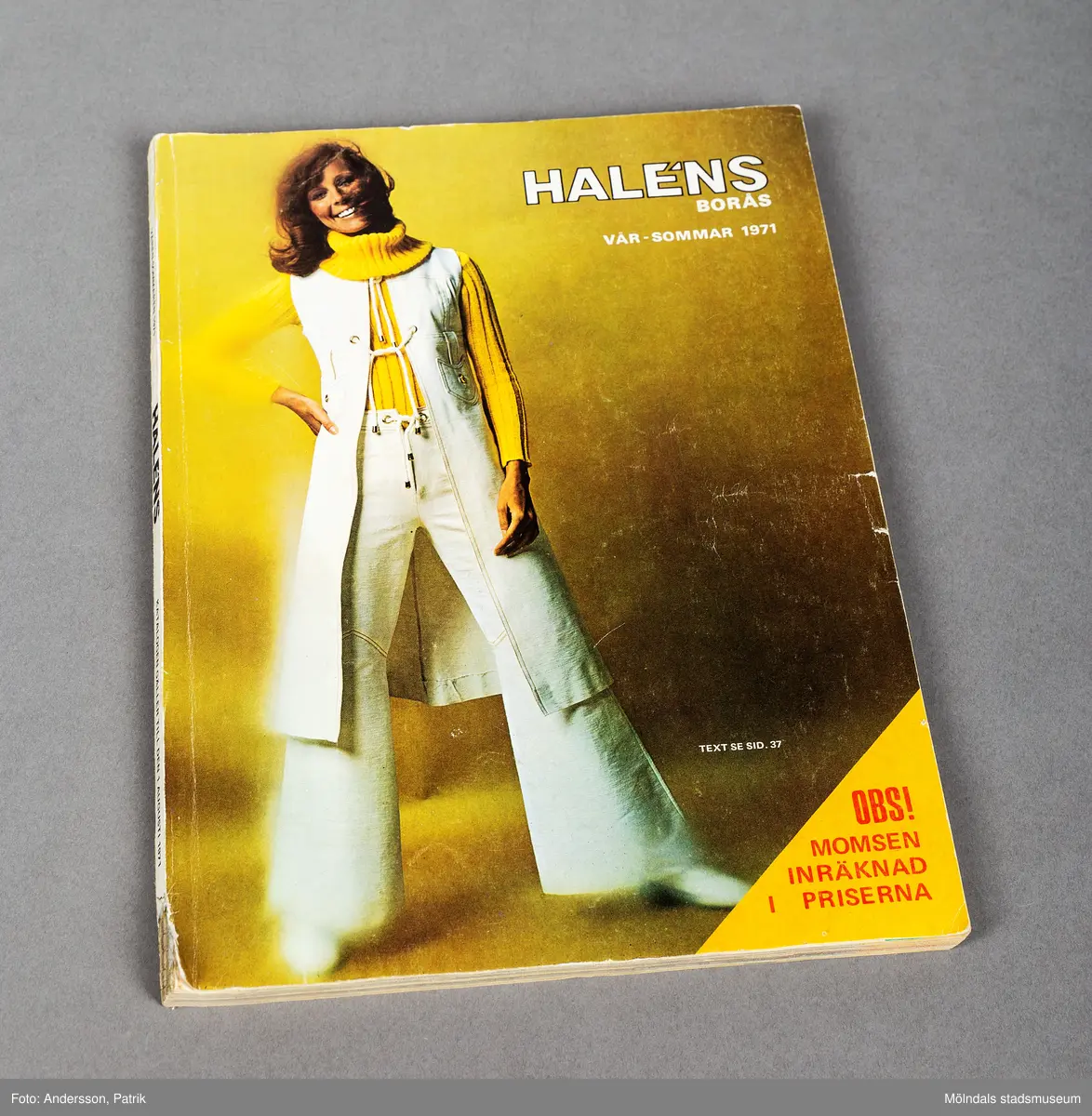 En katalog från 1971. Framsidan pryds av en kvinna iklädd vita vida byxor och en vit väst, samt en gul ribbstickad polotröja. Bakgrundsfärgen är gul brun. På baksidan är det reklam för cyklar, en hopfällbar familjecykel, en "alla grabbars önskecykel" och en "hålligångcykel".