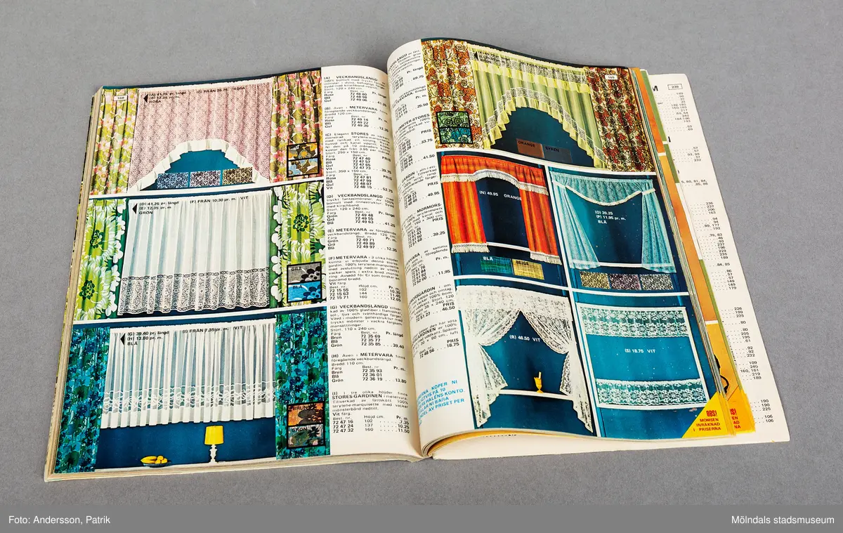 En katalog från 1971. Framsidan pryds av en kvinna iklädd vita vida byxor och en vit väst, samt en gul ribbstickad polotröja. Bakgrundsfärgen är gul brun. På baksidan är det reklam för cyklar, en hopfällbar familjecykel, en "alla grabbars önskecykel" och en "hålligångcykel".