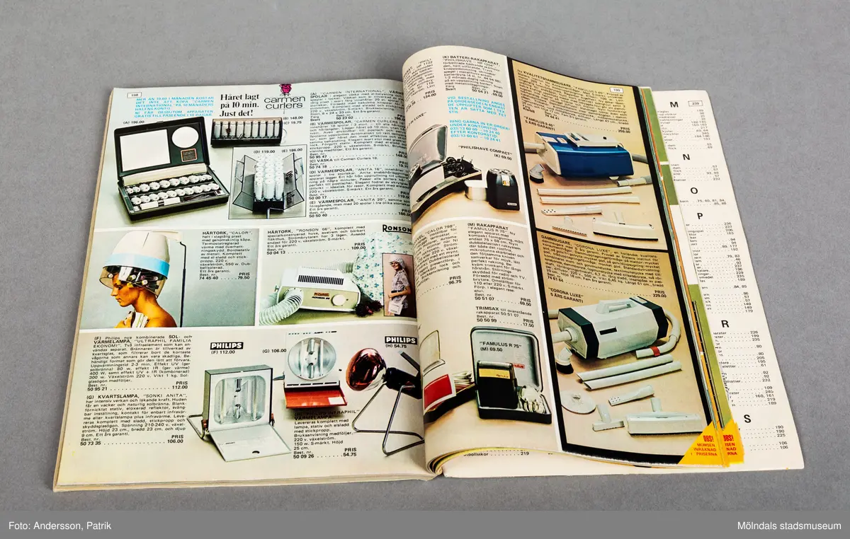 En katalog från 1971. Framsidan pryds av en kvinna iklädd vita vida byxor och en vit väst, samt en gul ribbstickad polotröja. Bakgrundsfärgen är gul brun. På baksidan är det reklam för cyklar, en hopfällbar familjecykel, en "alla grabbars önskecykel" och en "hålligångcykel".