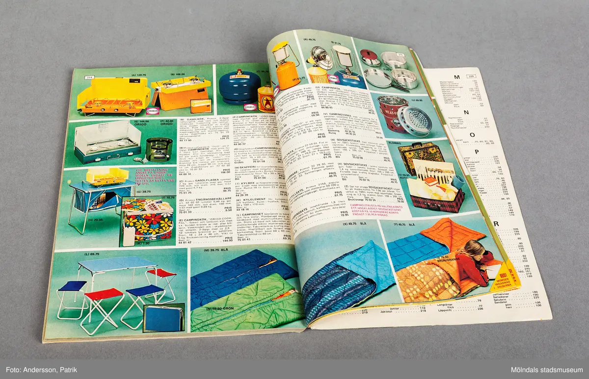 En katalog från 1971. Framsidan pryds av en kvinna iklädd vita vida byxor och en vit väst, samt en gul ribbstickad polotröja. Bakgrundsfärgen är gul brun. På baksidan är det reklam för cyklar, en hopfällbar familjecykel, en "alla grabbars önskecykel" och en "hålligångcykel".