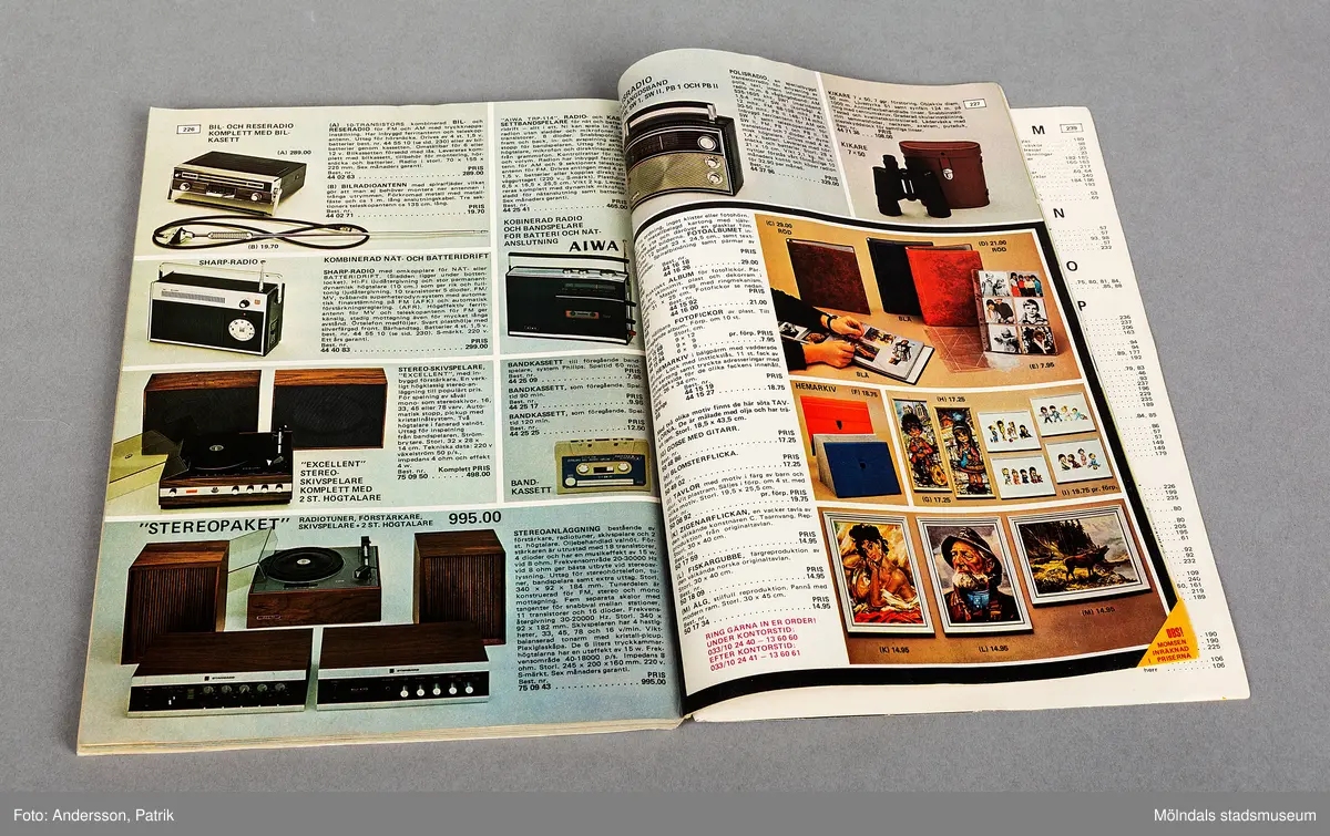 En katalog från 1971. Framsidan pryds av en kvinna iklädd vita vida byxor och en vit väst, samt en gul ribbstickad polotröja. Bakgrundsfärgen är gul brun. På baksidan är det reklam för cyklar, en hopfällbar familjecykel, en "alla grabbars önskecykel" och en "hålligångcykel".