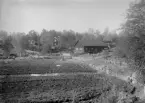 Torpet Sjöberga under Bjärka Säby. Foto från oktober månad 1921. Vid tiden för bilden brukades torpet av makarna Karl August Petersson och Anna Karolina Andersson.