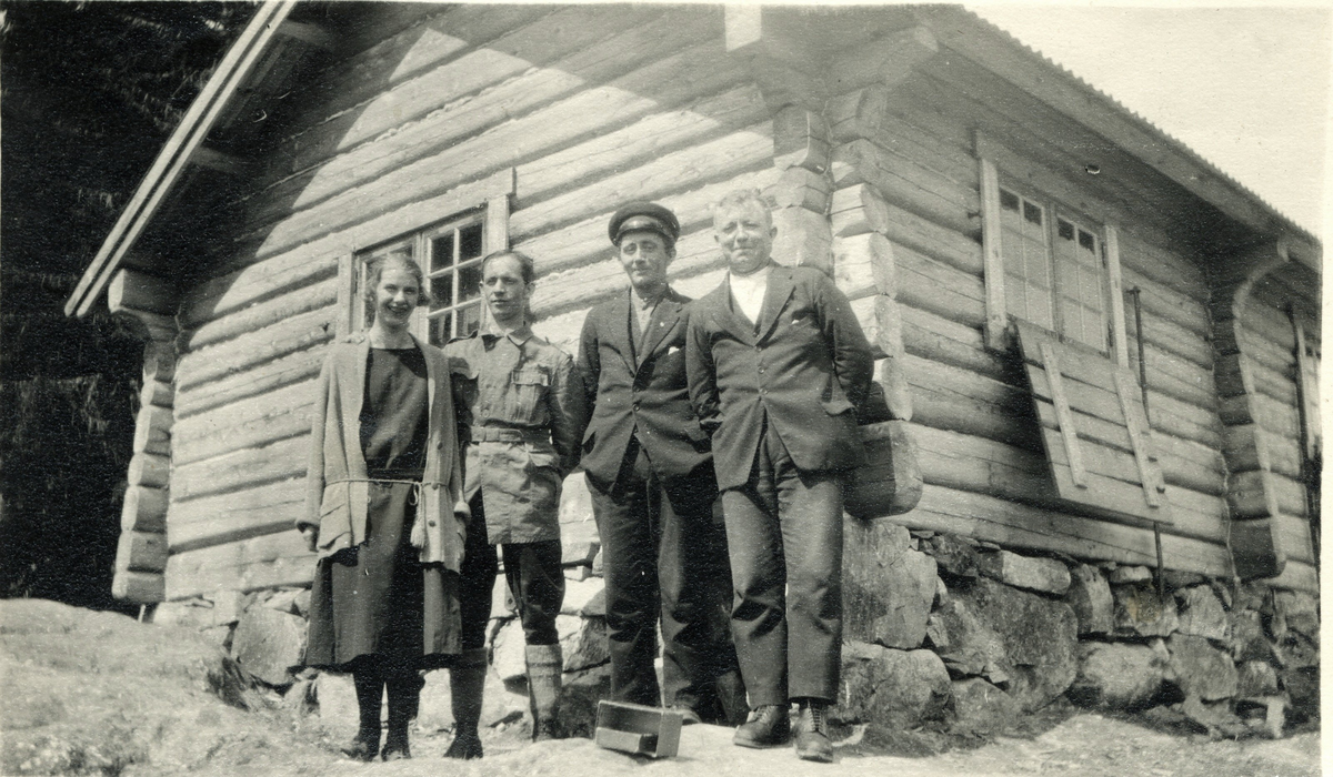 Tora Haugen (1885-1963), Harald ?, Einar Elveseter (1900-1983) og Harald Elveseter f.1898 på Tusseheimen, setra til Elveseter på Nordsetra bak Jonsknuten.