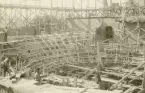 Foto från byggnationen av Dramatens jugendinspirerade nybyggnad (1901-1908) vid Nybroplan i Stockholm.
Byggnaden blev färdig 1908.Byggherre var Per Axel Ludvig Lindahl (1858-1934) civilingenjör, byggnadskonstruktör och överstelöjtnant vid Väg- och vattenbyggnadskåren.