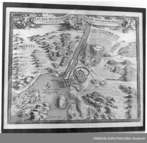 a) Kopparstick. "Plan der Belagerung von Fridrichshall". Plan över Fredrikstens fästning med omnejd vid Karl XII:s och de svenska truppernas belägring 1718. Akvarellerad i rosa, grönt och gult. Glasad. b) Ram av trä. Mått: bredd 2 cm.